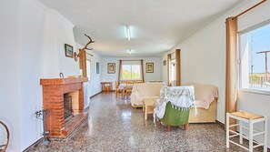 Una televisión, una chimenea