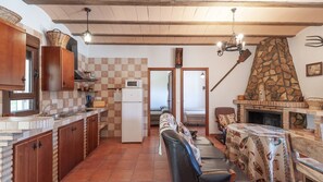 Fridge, microwave, stovetop, coffee/tea maker - Casa Rural El Parral Pozo Alcón by Ruralidays (Jaén)