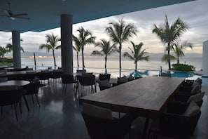 Outdoor dining - Beautiful Beach front Condo with pool and Espectacular ocean views (Cruz de Huanacaxtle)