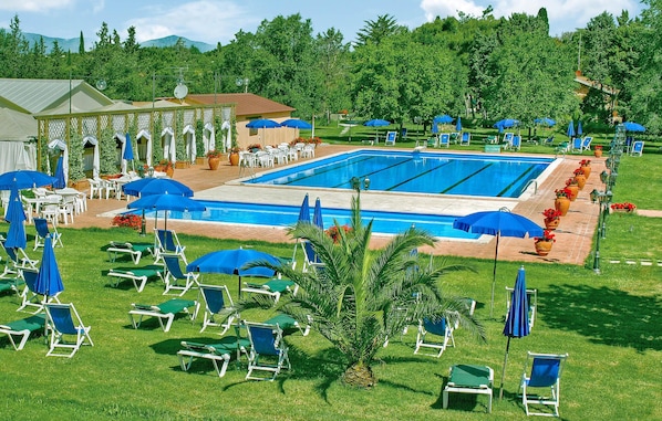 Una piscina al aire libre