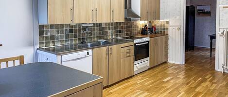 Réfrigérateur, plaque de cuisson, lave-vaisselle, cafetière/bouilloire