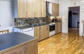 Réfrigérateur, four à micro-ondes, surface de cuisson, lave-vaisselle