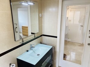 Badewanne, Haartrockner, Handtücher