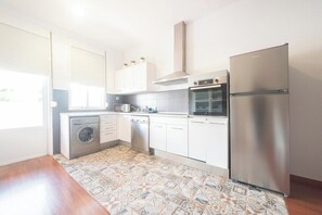 Fridge, microwave, oven, dishwasher - Tierra Ferrol Apartment (Ferrol)