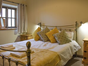 4 bedrooms, WiFi (free), bed sheets