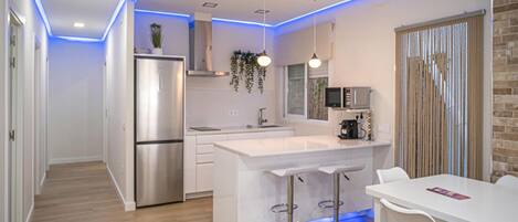 Frigorifero, piano cottura, macchina per tè/caffè