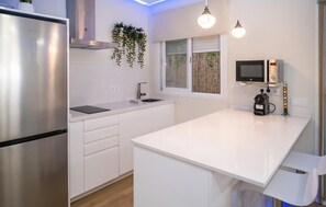 Frigorífic, placa de cuina i cafetera i tetera