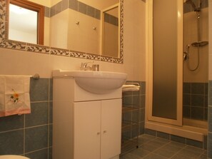 Baignoire, sĂšche-cheveux, bidet, serviettes fournies