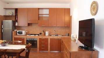 Frigorifero, microonde, forno, piano cottura