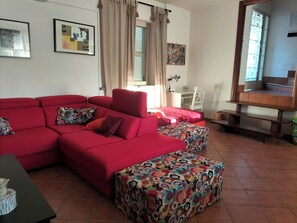 Smart TV, fireplace, DVD player