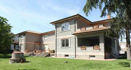 Large villa with garden in center of town between lake and golf- Vallelunga