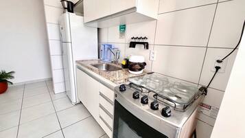 Apartamento | Cozinha privada | Geladeira, micro-ondas, talheres/pratos/utensílios de cozinha