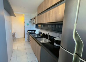 Appartement | Cuisine privée | Réfrigérateur, micro-ondes, batterie de cuisine, vaisselle et ustensiles