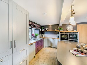 Lavavajillas, silla alta para bebés, utensilios de cocina