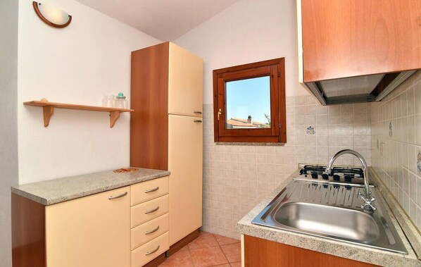 Refrigerador, parrilla de estufa y utensilios de cocina 