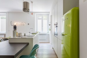 Kühlschrank, Herdplatte, Wasserkocher mit Kaffee-/Teezubehör