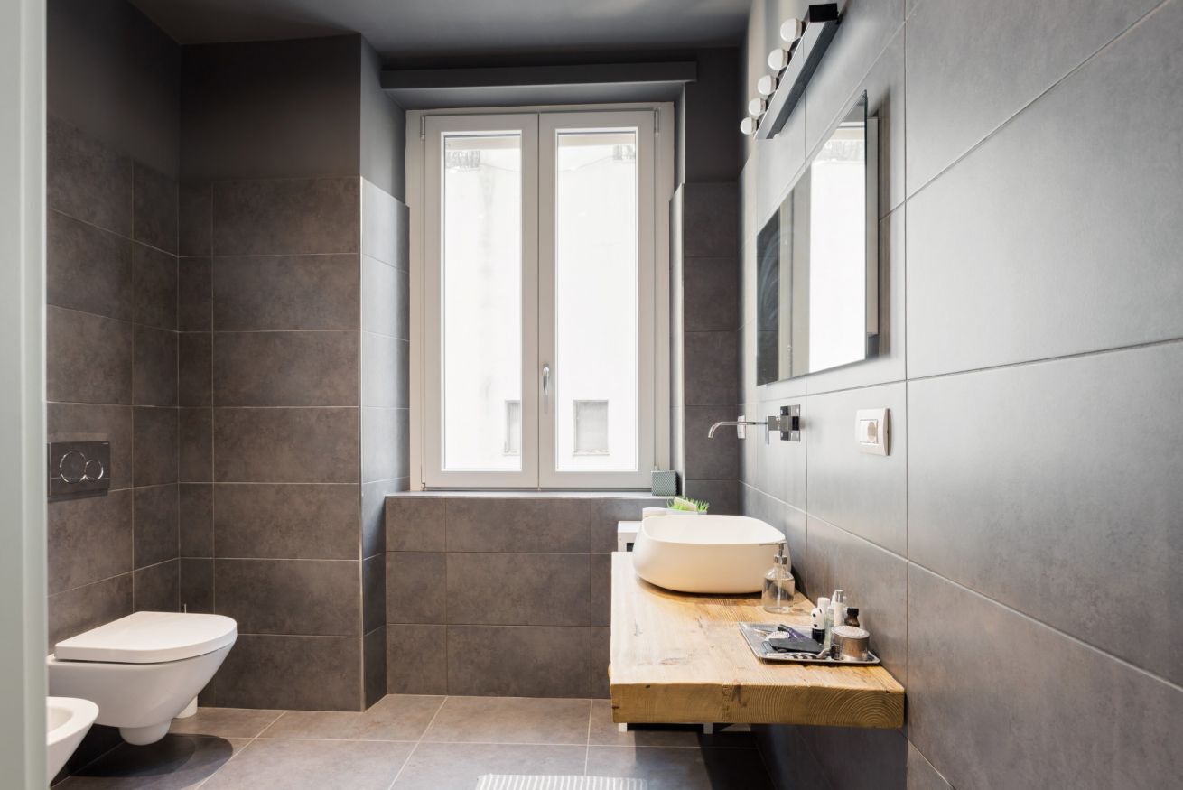 Douche, sèche-cheveux, bidet, serviettes fournies