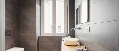 Douche, sĂšche-cheveux, bidet, serviettes fournies