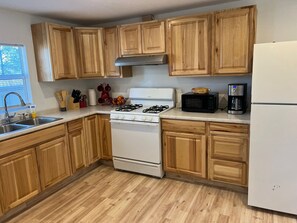 Fridge, microwave, oven, stovetop - Small House in the middle of pine trees close to a Golf Course (Ruidoso)