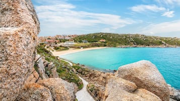 Una spiaggia nelle vicinanze