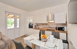 Fridge, oven, dishwasher, coffee/tea maker