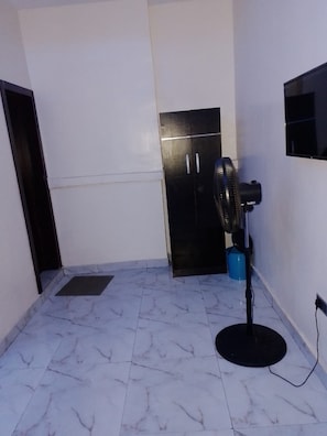 Presidential Room | Egyptian cotton sheets, premium bedding, memory foam beds, desk - Americana Hotel (Lagos)