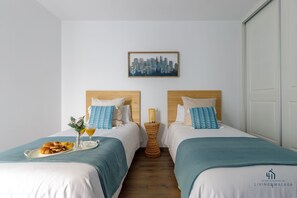 3 bedrooms, iron/ironing board, internet, bed sheets