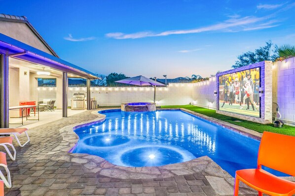 A heated pool - Hollywood Hideaway with 158" Poolside TV and 2 Arcades (Indio)