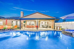 A heated pool - Hollywood Hideaway with 158" Poolside TV and 2 Arcades (Indio)