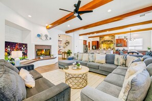 Smart TV, chimenea y tenis de mesa