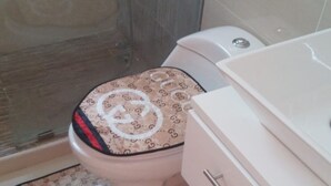 Un baño con inodoro, ducha y lavabo.