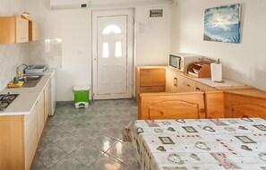 Kühlschrank, Mikrowelle, Kochgeschirr/Geschirr/Besteck