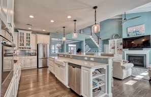 Kylskåp, mikrovågsugn, ugn och spishäll