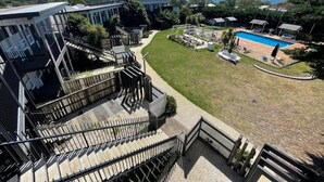 Un quartier résidentiel doté d’une piscine, d’une pelouse bien entretenue et offrant une vue sur la mer.