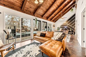 TV connectée, jeux vidéo, lecteur de DVD, livres