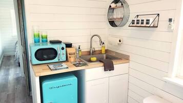 Jääkaappi, mikroaaltouuni, kahvin-/teenkeitin