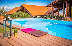 حمّام سباحة مُدفَّأ