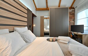 3 عدّة غرف نوم وخزنة داخل الغرفة ومكواة/لوح كي وسرير سفر