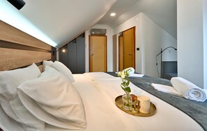 3 bedrooms, in-room safe, iron/ironing board, travel cot