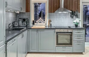Kühlschrank, Geschirrspüler, Wasserkocher mit Kaffee-/Teezubehör