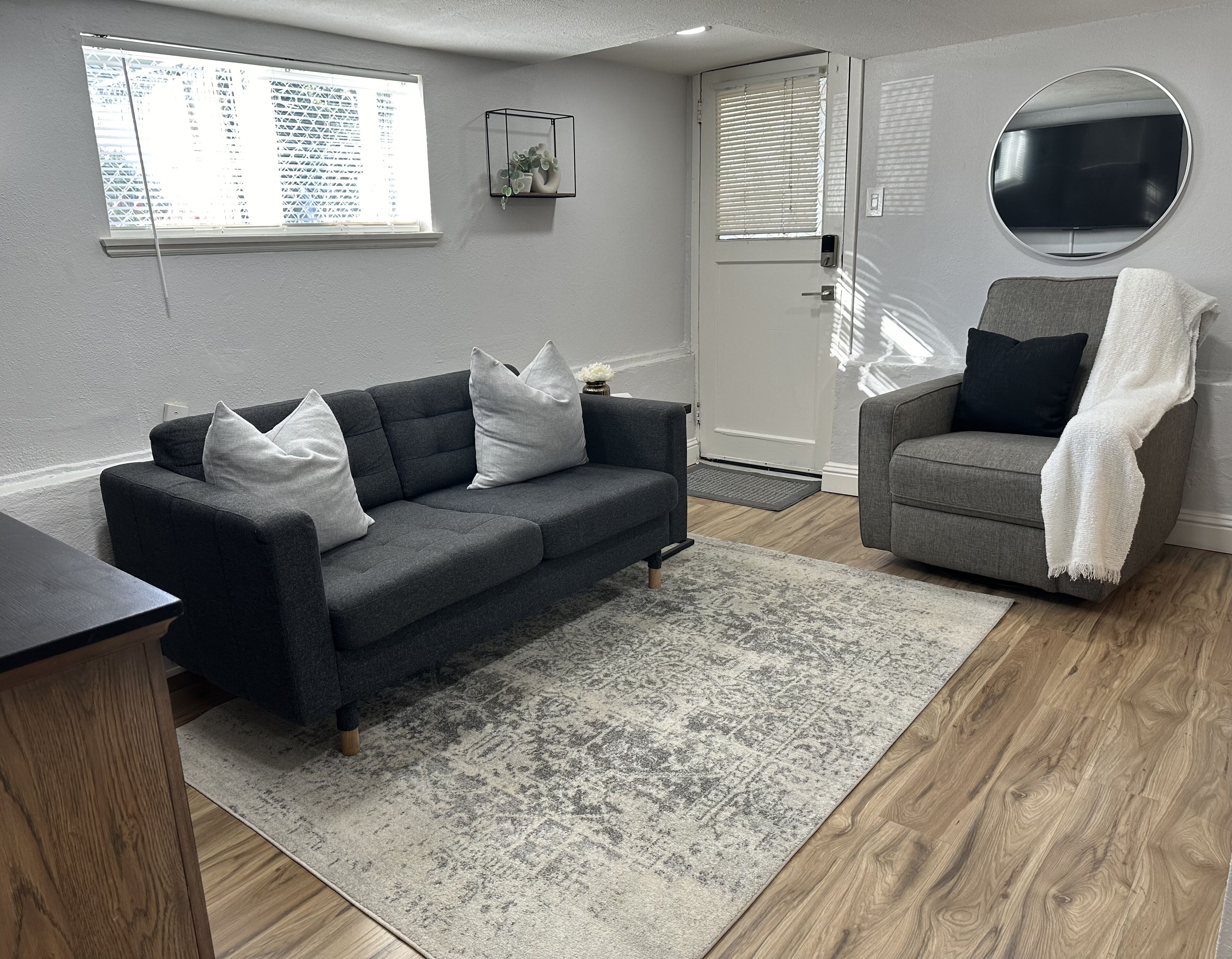 Petite Basement Suite-Walk to Downtown Sac!