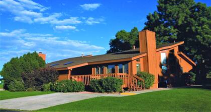 2BD/Flagstaff - Full Kitchen, Living Room, W/D and Balcony!