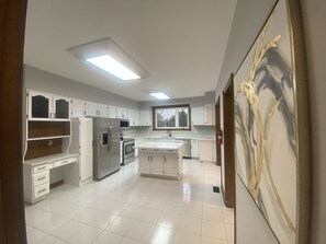 Dining tables - Beautiful Estate Home Getaway (Brampton)