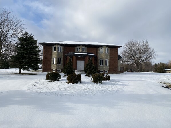 Exterior - Beautiful Estate Home Getaway (Brampton)