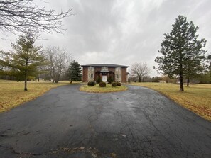 Exterior - Beautiful Estate Home Getaway (Brampton)