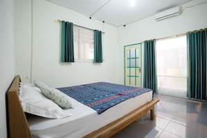 Free WiFi, bed sheets