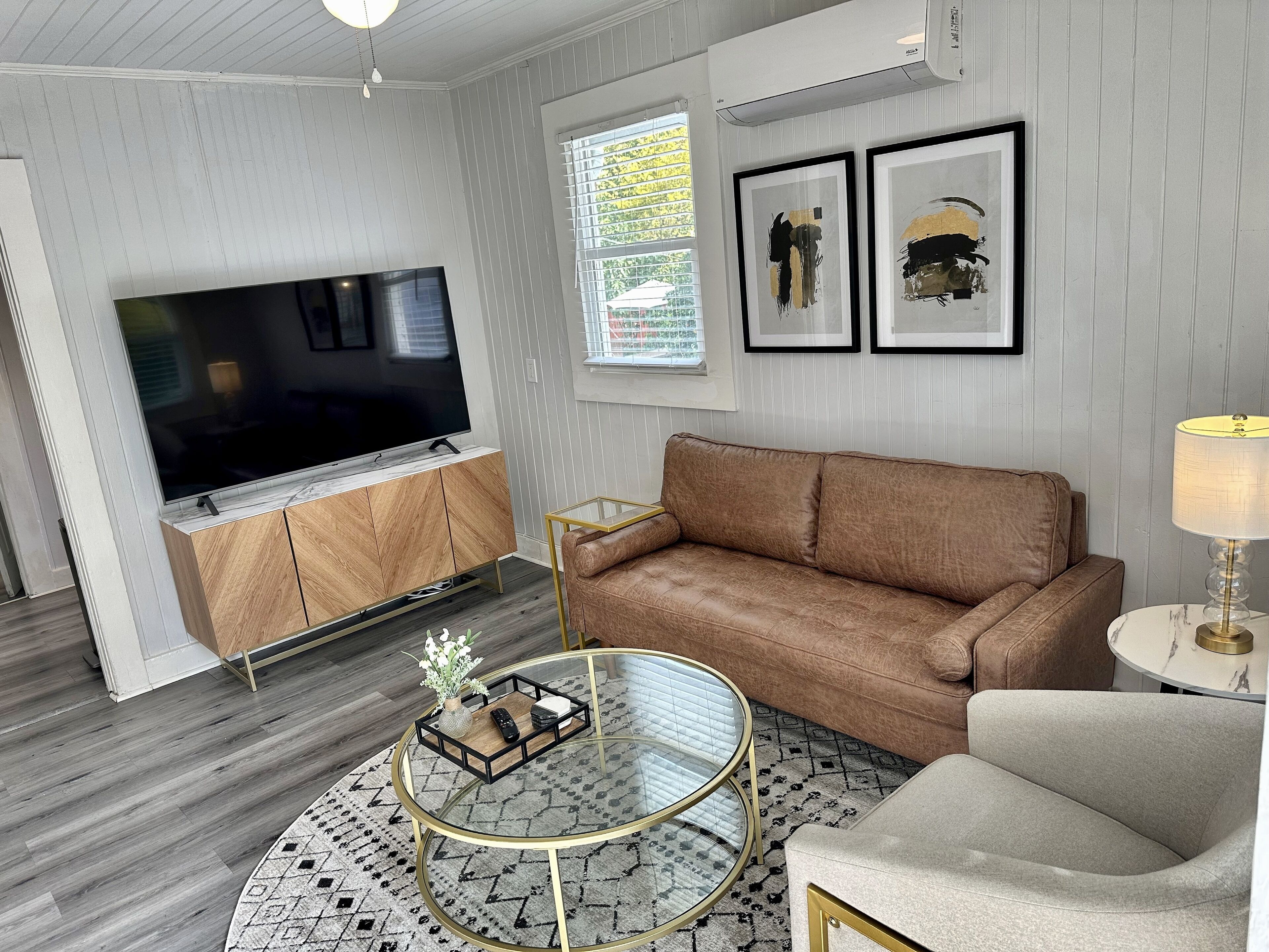 Enchanting Downtown 2-Bedroom w/Gorgeous Backyard