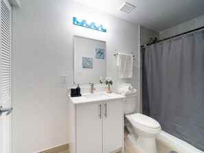 Hair dryer, towels, soap, shampoo - Home in paradise sunshine ☀️ with a rooftop Jacuzzi & terrace (The Hammocks)