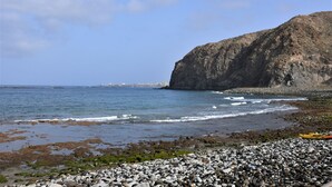 A rocky beach with a cliff and ocean. - Jardines - Tisaya 0.2,  Garden View  (Arona)