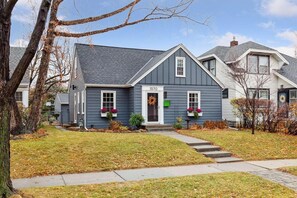 Exterior - Charming, cozy urban cottage by Como & MN State Fair with Renovated rustic den (Saint Paul)